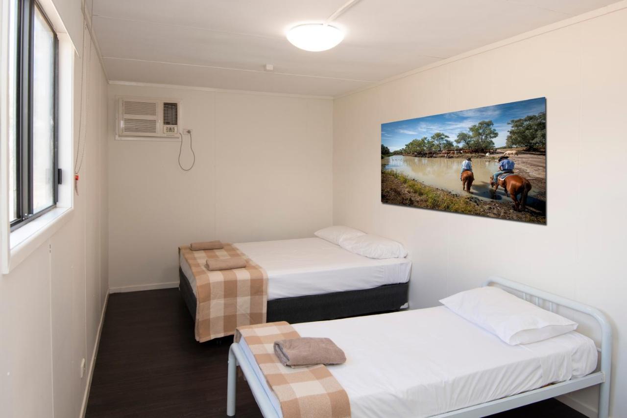Stork Rd Budget Rooms - Private Rooms With Shared Bathrooms Access To Pool ลองรีช ภายนอก รูปภาพ