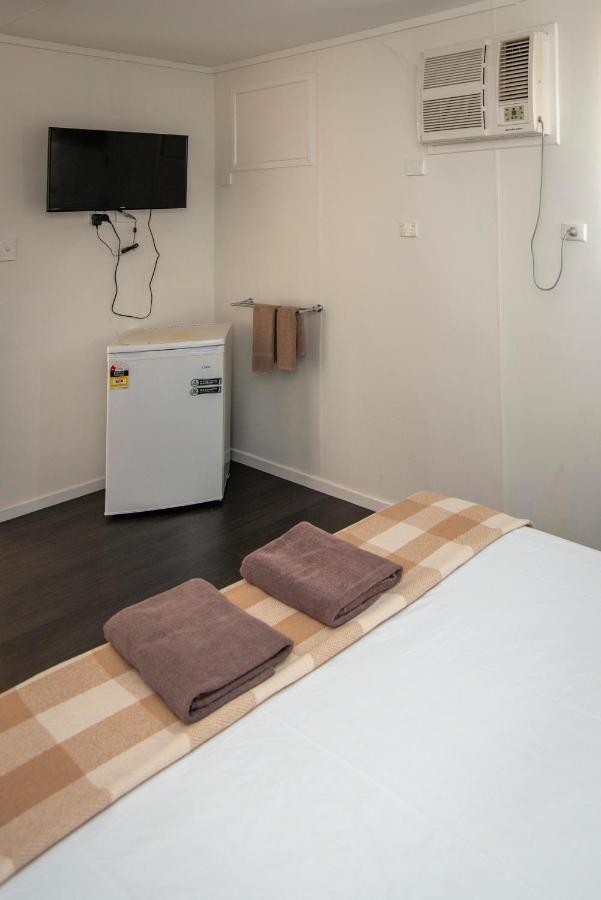 Stork Rd Budget Rooms - Private Rooms With Shared Bathrooms Access To Pool ลองรีช ภายนอก รูปภาพ
