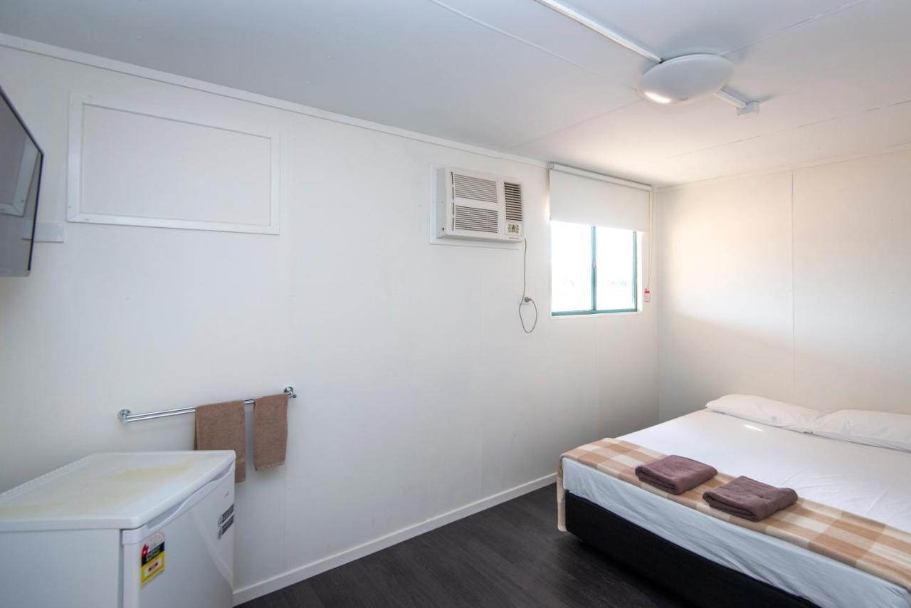 Stork Rd Budget Rooms - Private Rooms With Shared Bathrooms Access To Pool ลองรีช ภายนอก รูปภาพ