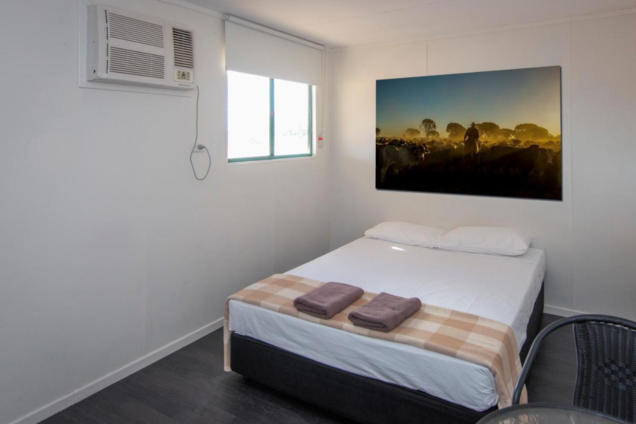 Stork Rd Budget Rooms - Private Rooms With Shared Bathrooms Access To Pool ลองรีช ภายนอก รูปภาพ
