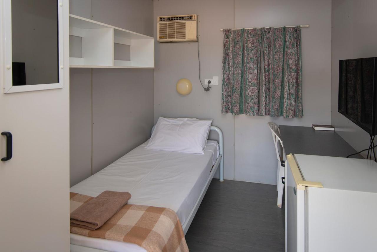 Stork Rd Budget Rooms - Private Rooms With Shared Bathrooms Access To Pool ลองรีช ภายนอก รูปภาพ