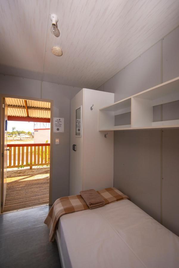 Stork Rd Budget Rooms - Private Rooms With Shared Bathrooms Access To Pool ลองรีช ภายนอก รูปภาพ