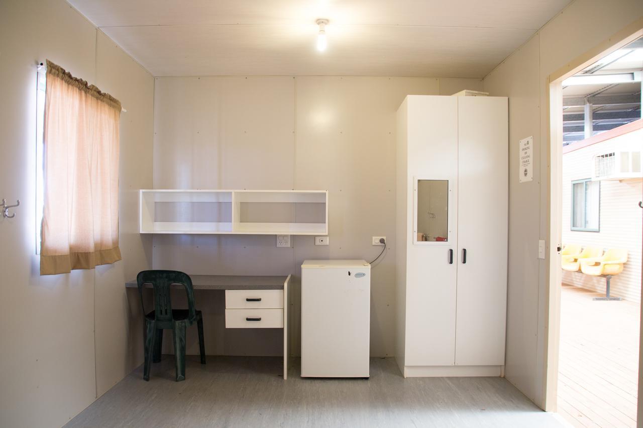Stork Rd Budget Rooms - Private Rooms With Shared Bathrooms Access To Pool ลองรีช ภายนอก รูปภาพ