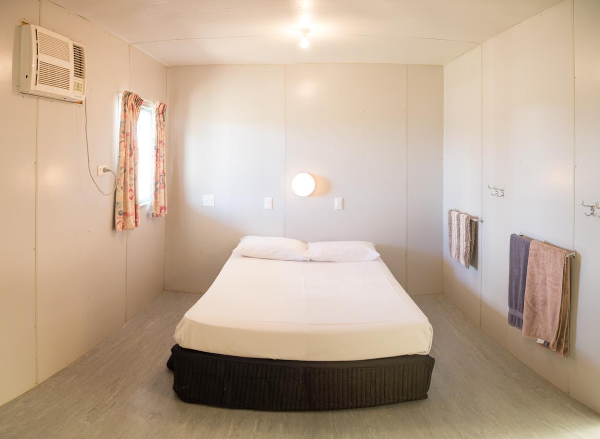 Stork Rd Budget Rooms - Private Rooms With Shared Bathrooms Access To Pool ลองรีช ภายนอก รูปภาพ