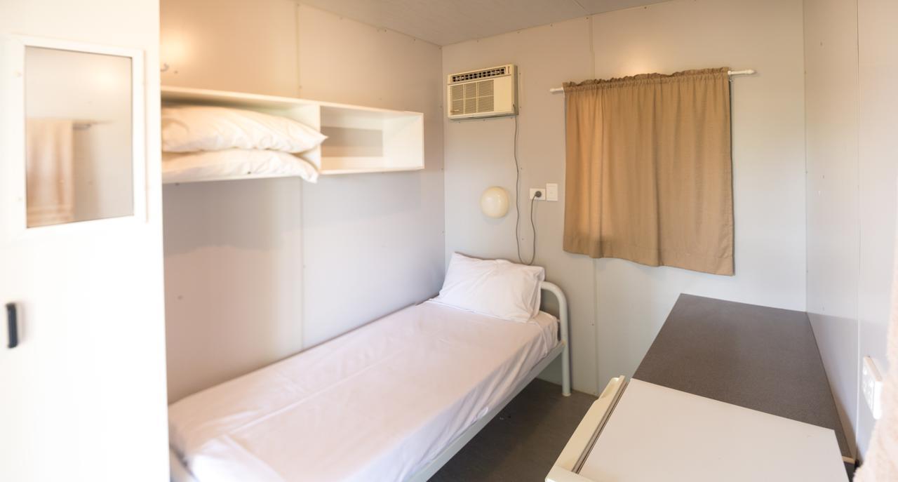 Stork Rd Budget Rooms - Private Rooms With Shared Bathrooms Access To Pool ลองรีช ภายนอก รูปภาพ