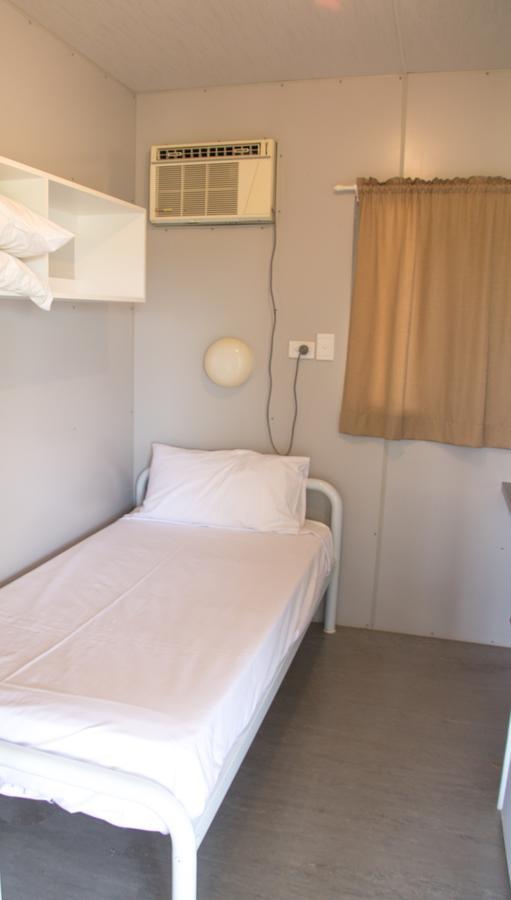 Stork Rd Budget Rooms - Private Rooms With Shared Bathrooms Access To Pool ลองรีช ภายนอก รูปภาพ